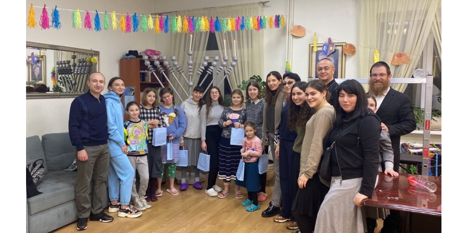 Ханука 5782 в Днепре: в пансионе для девочек зажгли свечи Хануки на новой ханукие