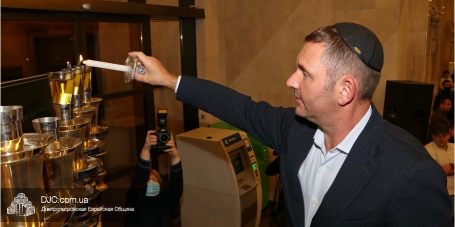 Ханука 5782 в Днепре: Зажжение третьей ханукальной свечи в центре «Менора» президентом фонда «Шиурей Тора Любавич»