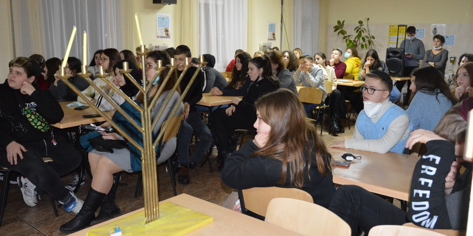 Ханука 5782 в Днепре: ханукальный марафон в еврейской школе. День первый – «Я и мой свет»