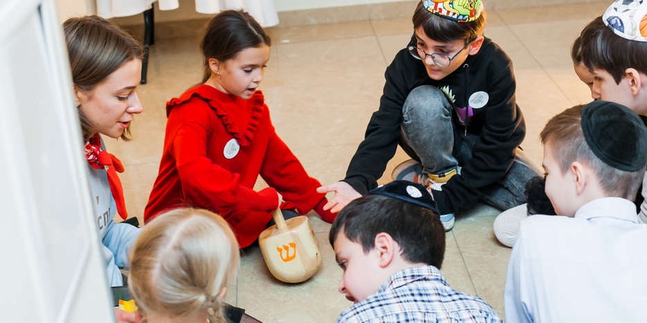 В Днепре участники программы Kids первыми зажгли свечи Хануки