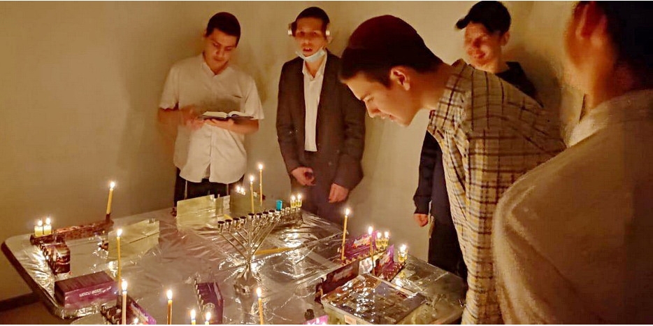 Ханука 5782 в Днепре: пансион для мальчиков распространяет свет