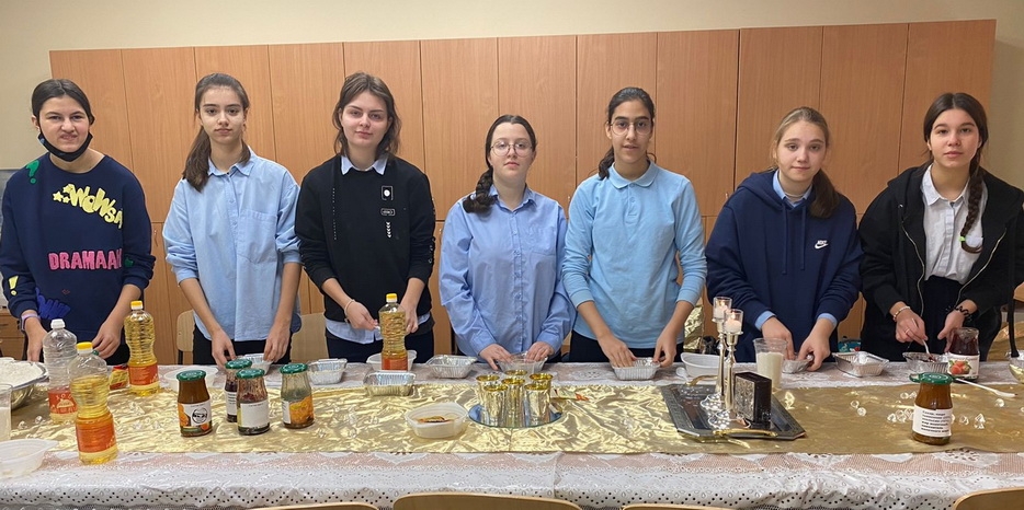 В проекте «Гости на Шабат» воспитанницы махона познакомились с посланницей Ребе из Санкт-Петербурга