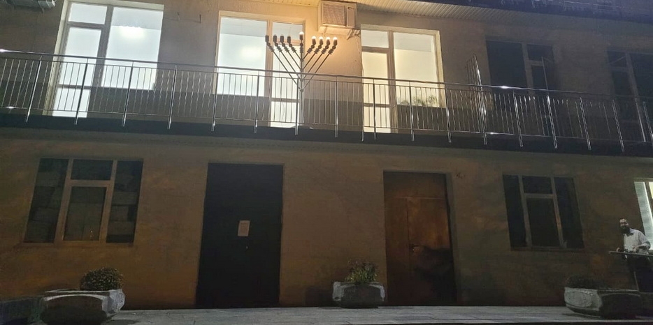 Ханука 5782 в Днепре: «Ешивас Любавич Украина» выражает огромную благодарность Биньямину Демченко за подаренную ханукию