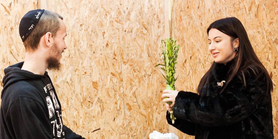 Суккот 5783: старшеклассники еврейской школы побывали в сукке семьи Лазаревых