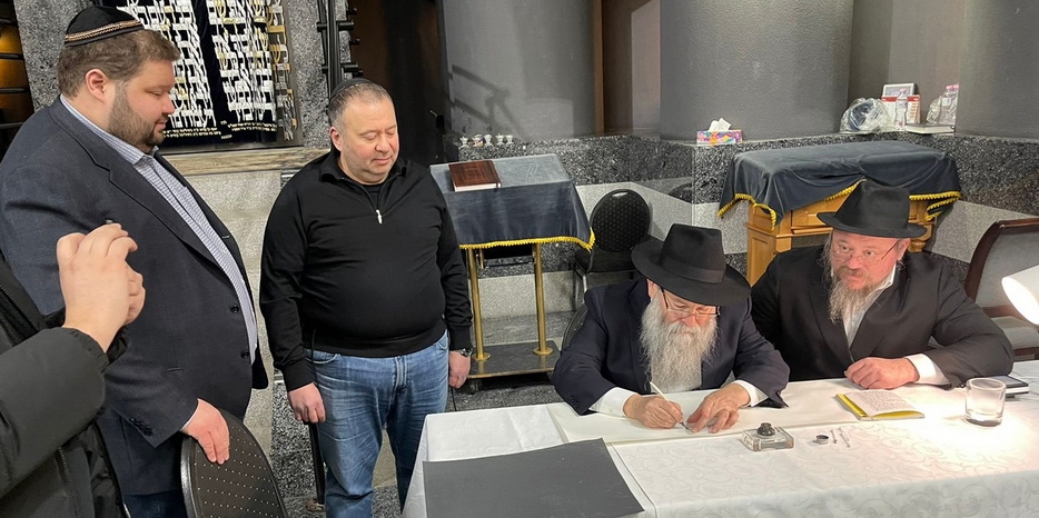 В Днепре начали писать новый Свиток Торы