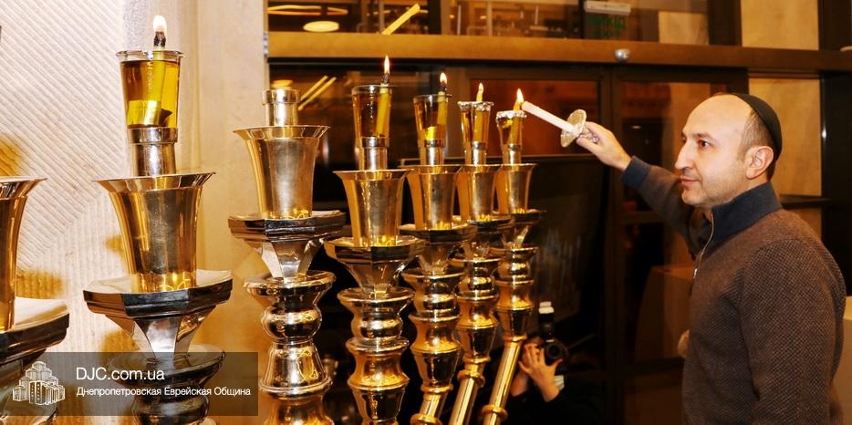 Ханука 5782 в Днепре: Зажжение восьмой ханукальной свечи в центре «Менора» членом Попечительского Совета Феликсом Чертоком