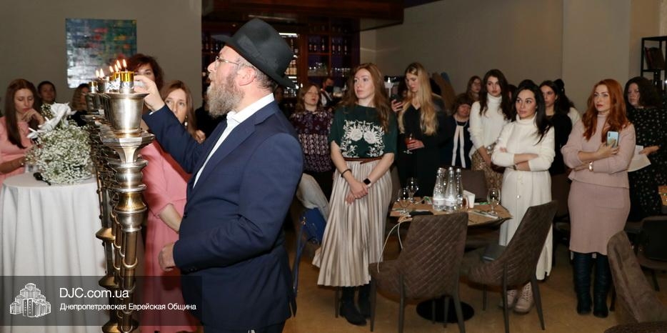 Ханука 5782 в Днепре: В вечер зажжения восьмой свечи праздника прошла женская вечеринка «Wonder Woman»