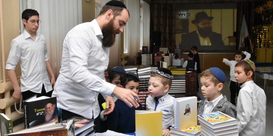 Иешива-ктана в честь 5 тевета провела книжную ярмарку