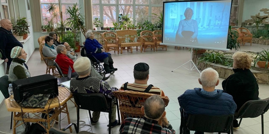 В Доме для пожилых людей прошел показ фильма об истории Еврейской общины Днепра