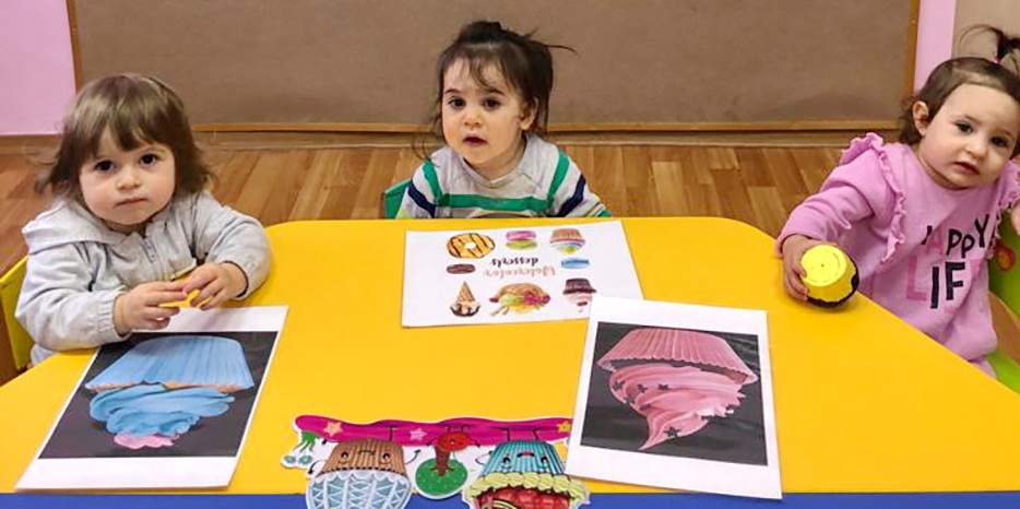 Малыши в ясельках «Илана» всю неделю изучали благословение «Боре Миней Мезонот»