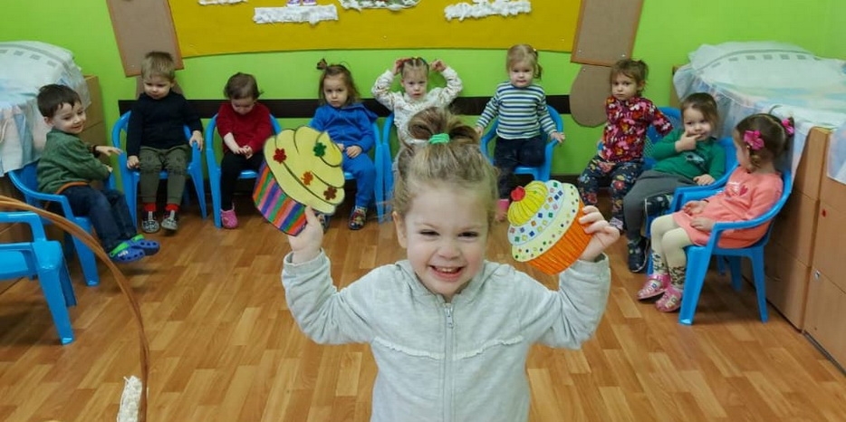 В ясельках «Илана» делали коллективную работу «Корзинка с пирожными»