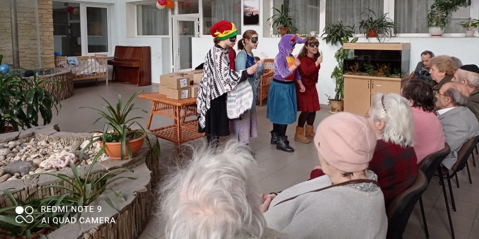 Еврейская община Днепра поздравила жильцов Дома для пожилых людей с наступающим праздником Пурим