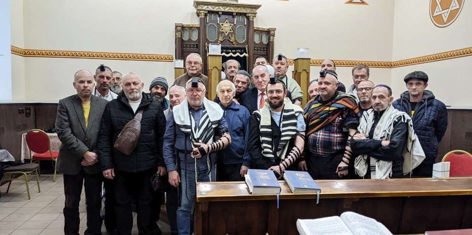 Весело отмечают Пурим 5782 в синагоге «Альтер Шил»