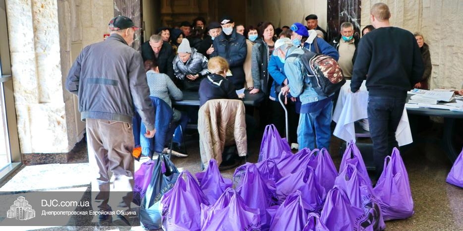 Проходит большая гуманитарная акция общины по выдаче продуктовых наборов