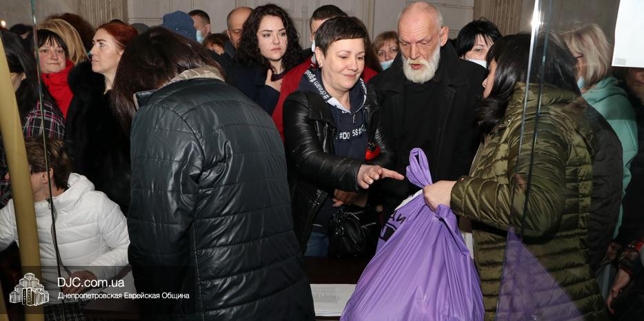 Большая гуманитарная акция общины по выдаче продуктовых наборов продолжается