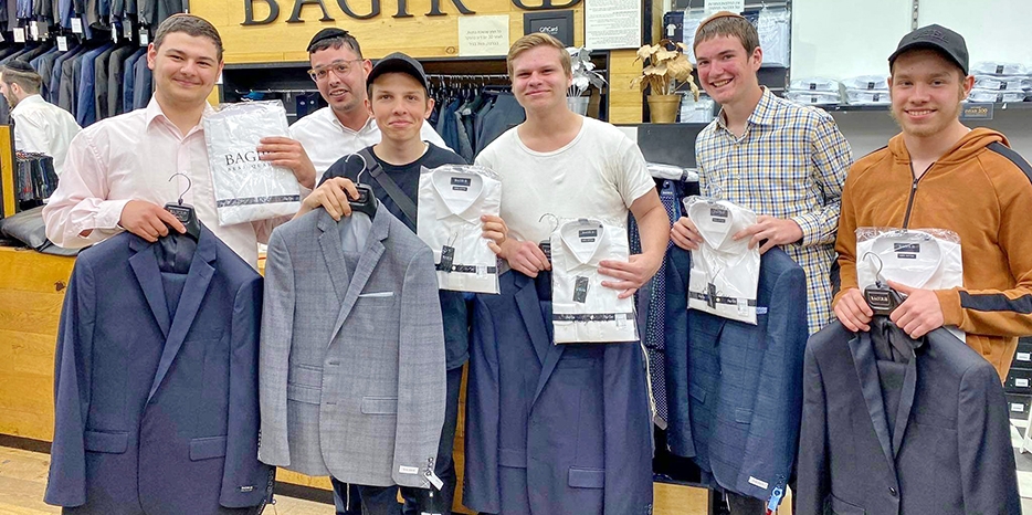 Подарки в преддверии праздника Песах для воспитанников пансиона для мальчиков «Байт леБаним-Mironova»