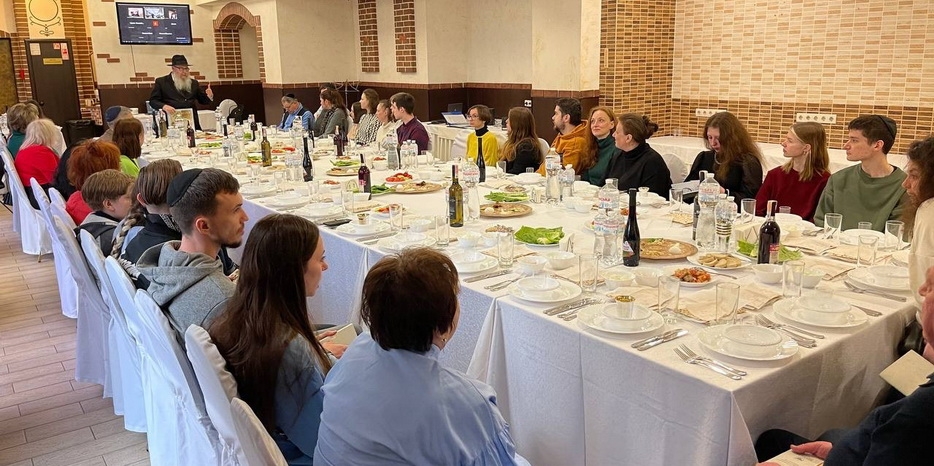 Раввин Иегуда Келерман провел модельный седер для сотрудников ЕКЦ «Соломоника»