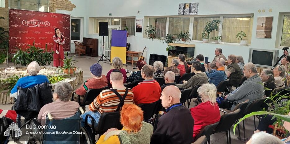 В Доме для пожилых «Бейт Барух» с большим концертом выступил волонтерский центр «Dnipro Opera»