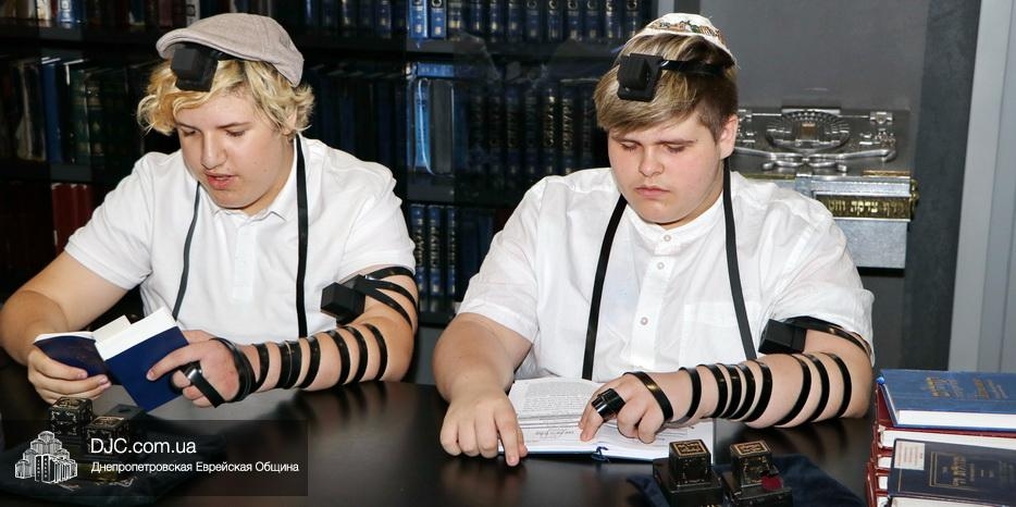 Две бар-мицвы в один день – свою первую алию получили Даниэль Медяник и Йосиф Ицхак Жилин