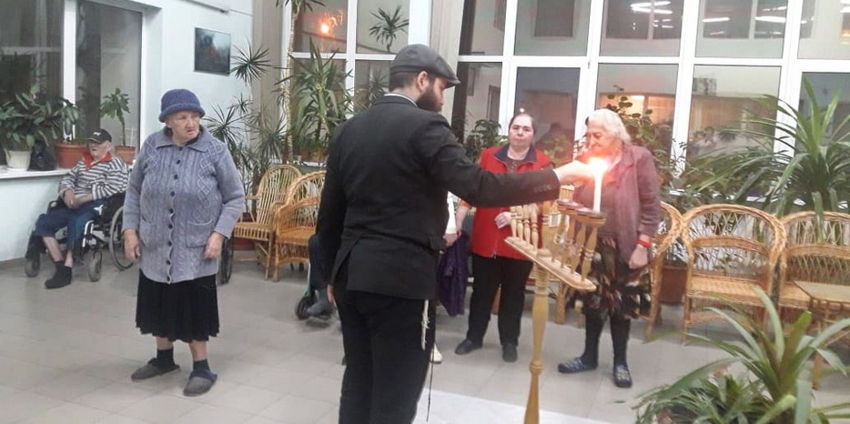 Ханука 5782 в Днепре: Первая свеча в Доме для пожилых людей «Бейт Барух»