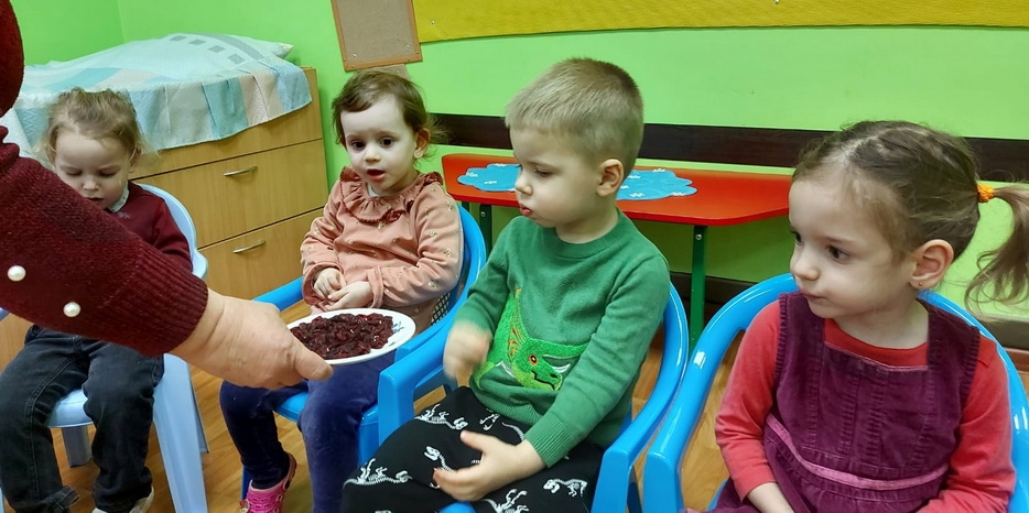 Малыши в ясельках изучали и пробовали фрукты