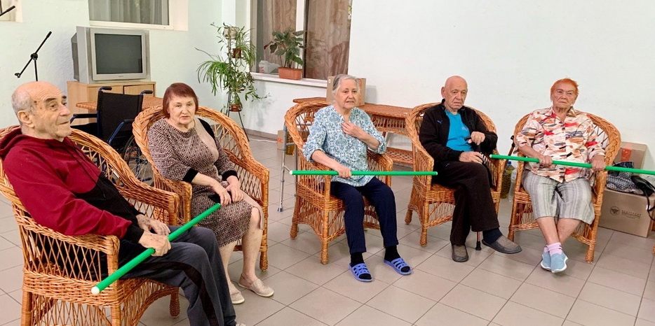 Для жителей Дома для пожилых людей проводят занятия по лечебной физкультуре