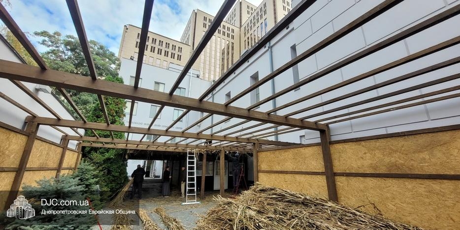 В Днепре строят шалаши к празднику Суккот