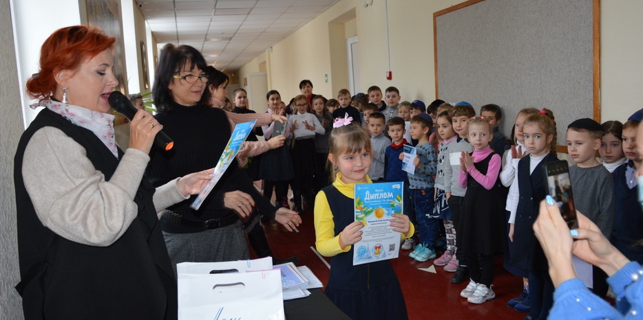 В еврейской школе прошла линейка подведения итогов I семестра