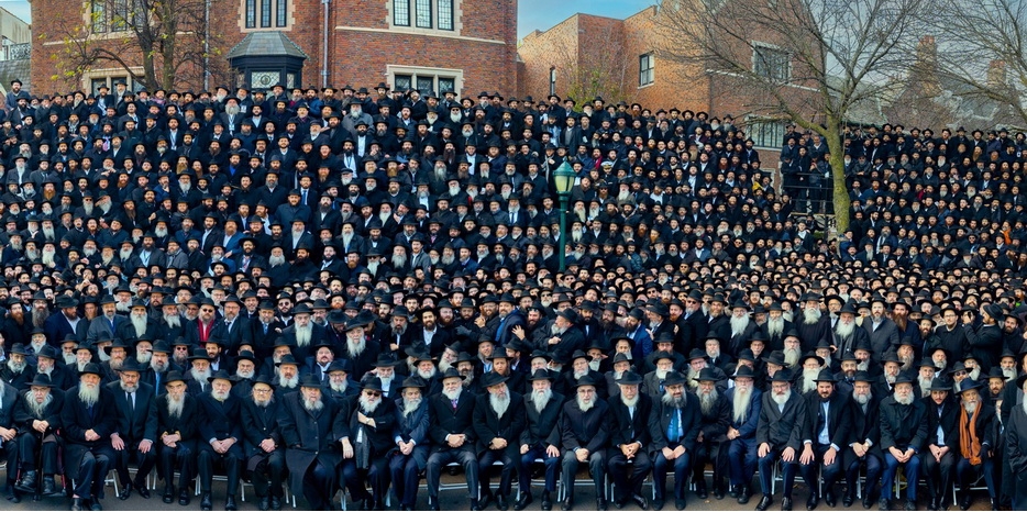 «Кинус а-Шлухим 5783»: Групповое фото на фоне 770