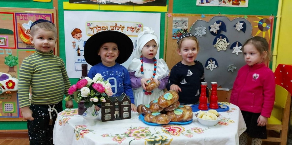 Самые маленькие учатся правильно проводить Шабат