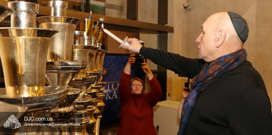 Ханука 5783 в Днепре: Зажжение третьей ханукальной свечи в центре «Менора» членом Попечительского Совета Хаймом Зайднером