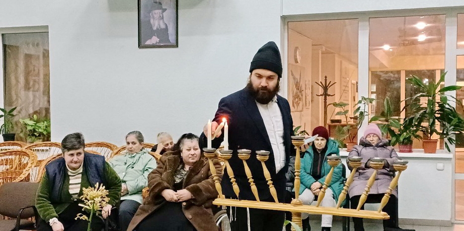 Ханука 5783 в Днепре: Церемония зажжения свечей праздника в Доме для пожилых людей «Бейт Барух»