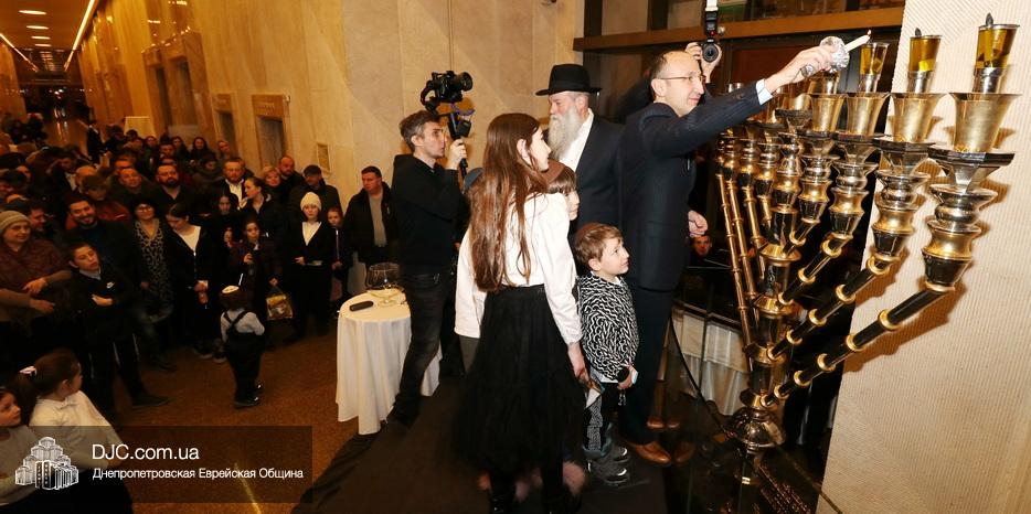 Ханука 5783 в Днепре: Зажжение четвертой ханукальной свечи в центре «Менора»