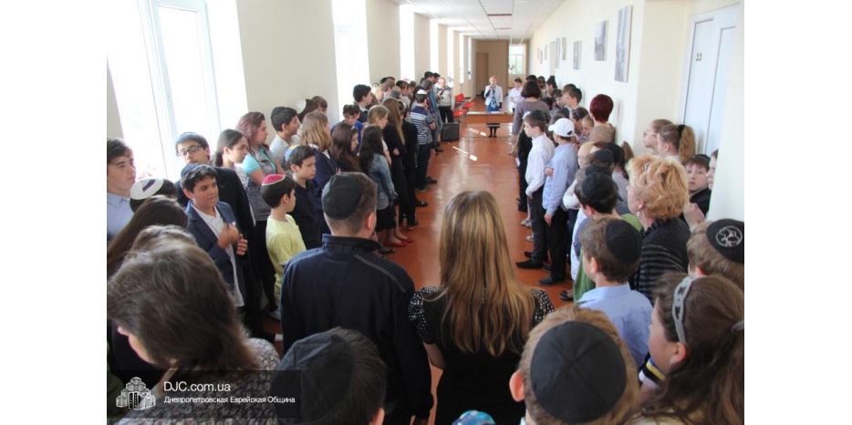 В еврейской школе прошла торжественная линейка награждения лучших учеников