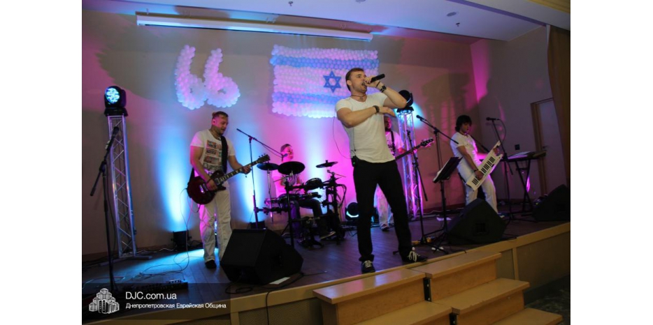 Вечеринка в честь Йом Ацмаут в центре «Менора»