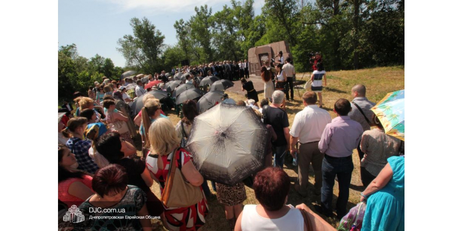 В Новомосковске открыли стелу с именами погибших
