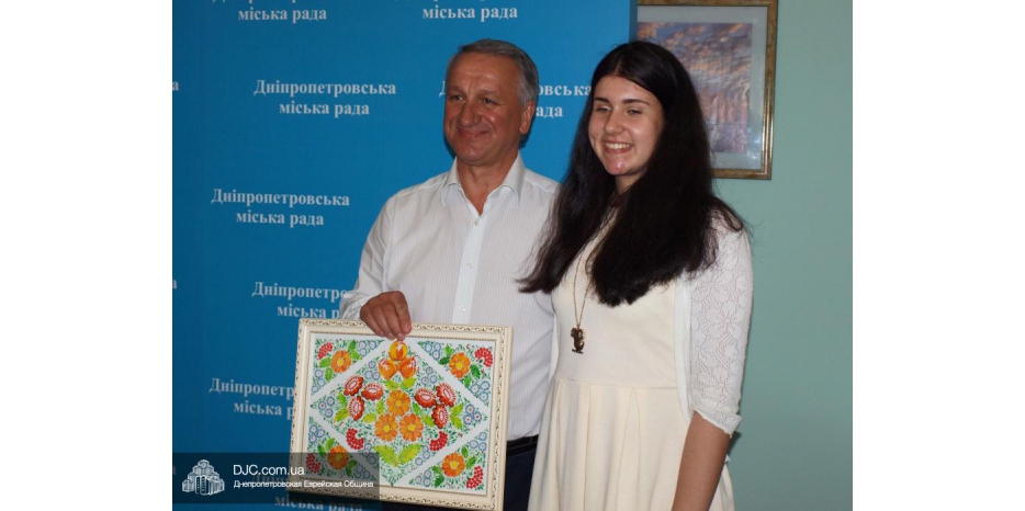 Елизавета Шварцман получила награду от Ивана Куличенко за лучшее сочинение