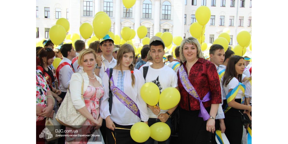 Ученики еврейской школы приняли участие в «Параде выпускников»