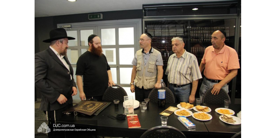 Активисты «раннего миньяна» получили подарки к празднику Шавуот