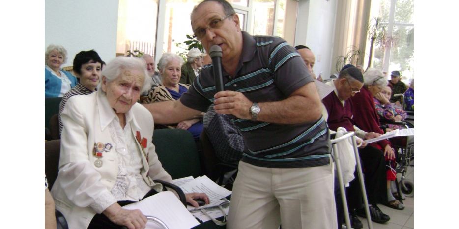 «Доктор Шансон» провел оздоровительный концерт в Доме «Бейт Барух»