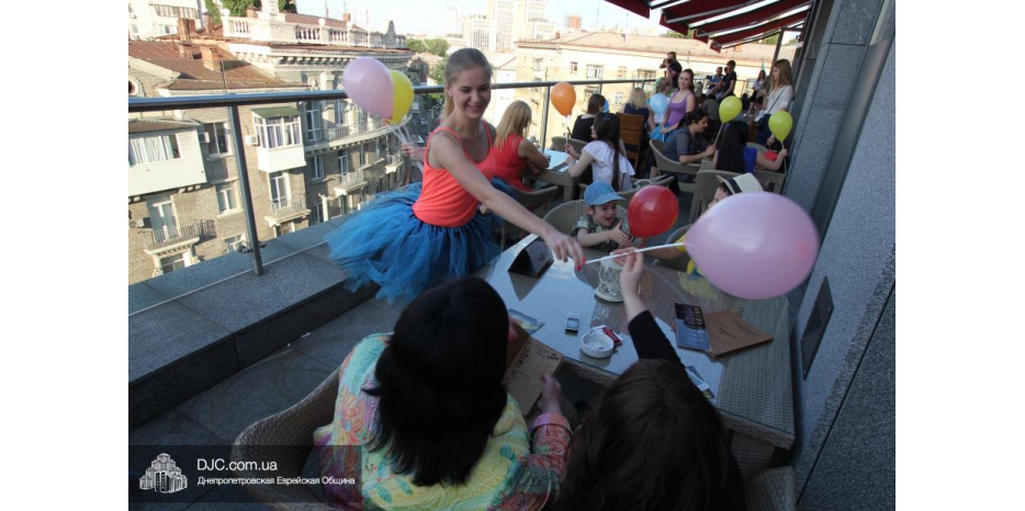 «Поквартировали» на крыше в пользу детей с особыми потребностями