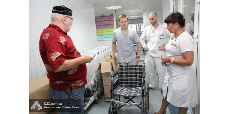 Синагога передала областной больнице медицинские коляски для раненых