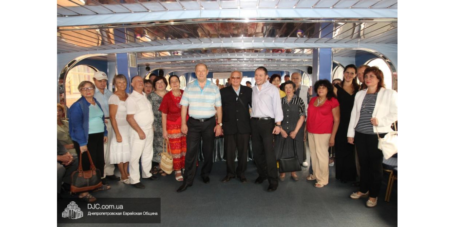 Предновогоднее путешествие по Днепру для подопечных Хеседа