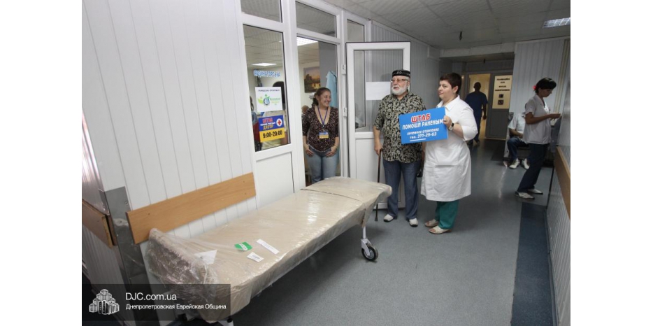 Синагога «Золотая Роза» передала в «Штаб помощи раненым» медицинские каталки и предметы одежды