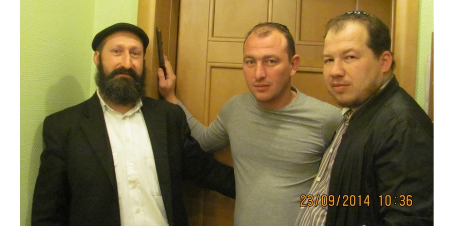 К Рош А Шана 5775 еще три еврейских дома в Днепропетровске установили мезузы