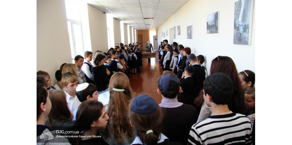 На школьной линейке были подведены итоги патриотической благотворительной акции и  других мероприятий сентября