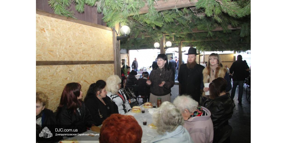 Праздничное заседание женского клуба в сукке