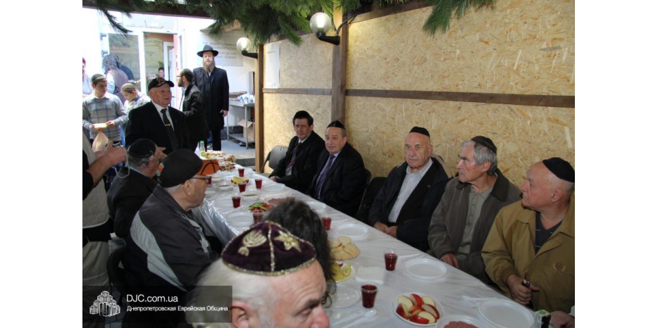 Совет еврев-ветеранов спорта провел День именинника в сукке