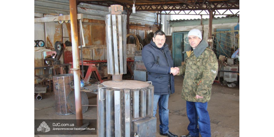 Еврейская община и фирма «ИМАС-строй» подарили военным два пиролизных обогревателя. Военные очень довольны