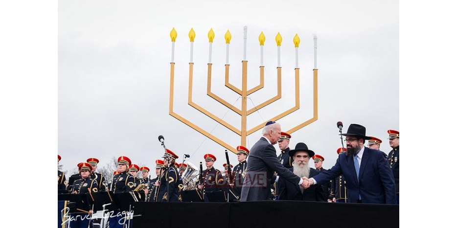 Вице-президент США Джо Байден и певец Алекс Клер приняли участие в зажжении главной Ханукии Америки